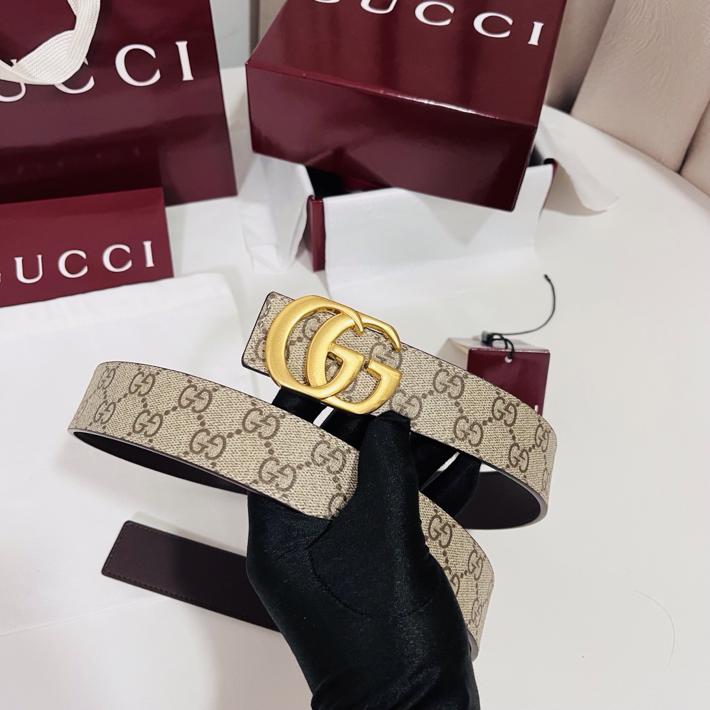 特  新款 Generation Gucci古驰世代系列深入探索品牌的典藏元素，将不同世代的设计融合为统一的美学叙事。男