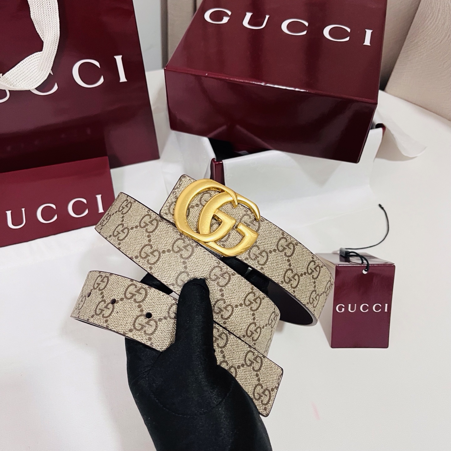 特  新款 Generation Gucci古驰世代系列深入探索品牌的典藏元素，将不同世代的设计融合为统一的美学叙事。男