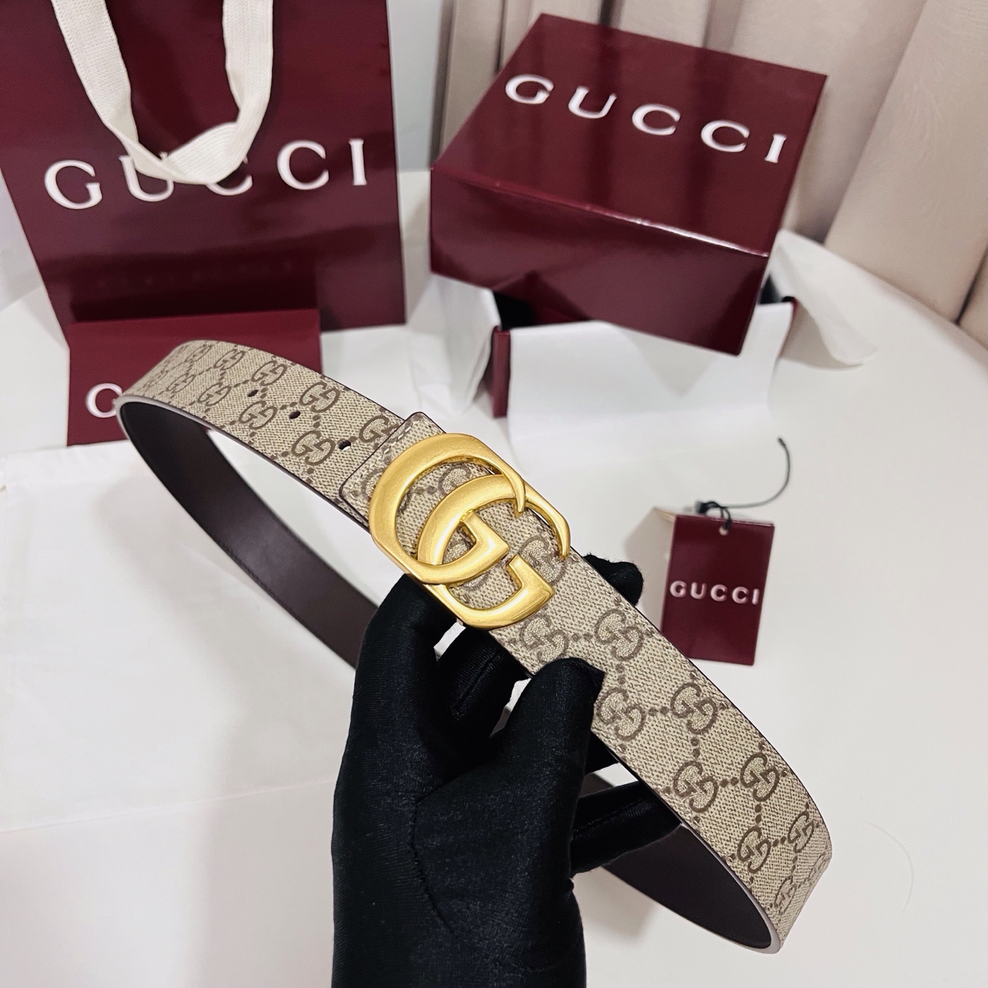 特  新款 Generation Gucci古驰世代系列深入探索品牌的典藏元素，将不同世代的设计融合为统一的美学叙事。男