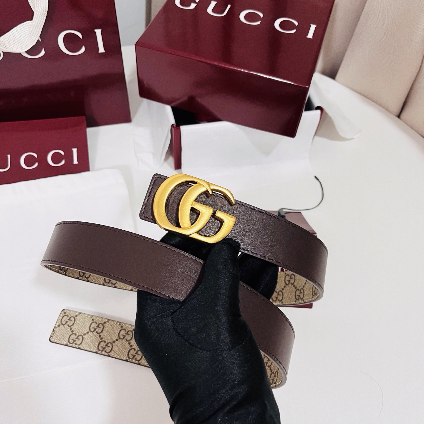 特  新款 Generation Gucci古驰世代系列深入探索品牌的典藏元素，将不同世代的设计融合为统一的美学叙事。男