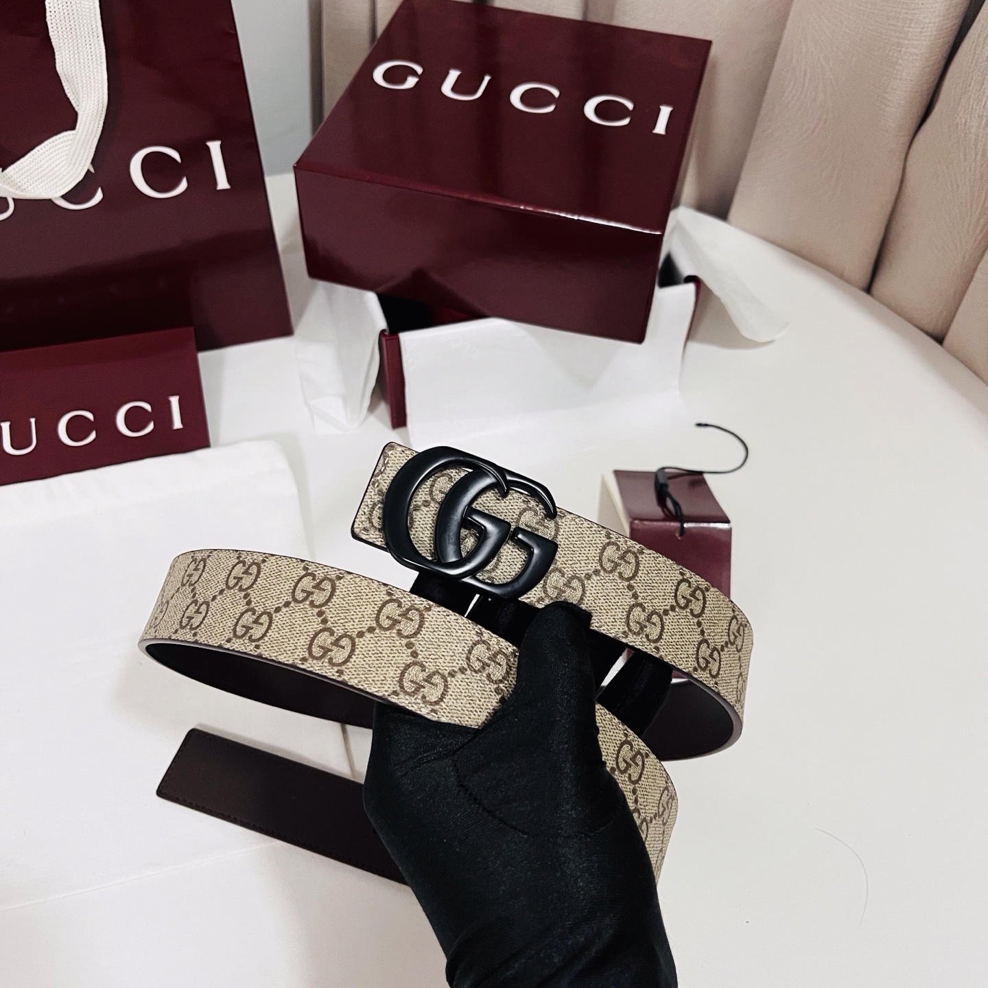 特  新款 Generation Gucci古驰世代系列深入探索品牌的典藏元素，将不同世代的设计融合为统一的美学叙事。男