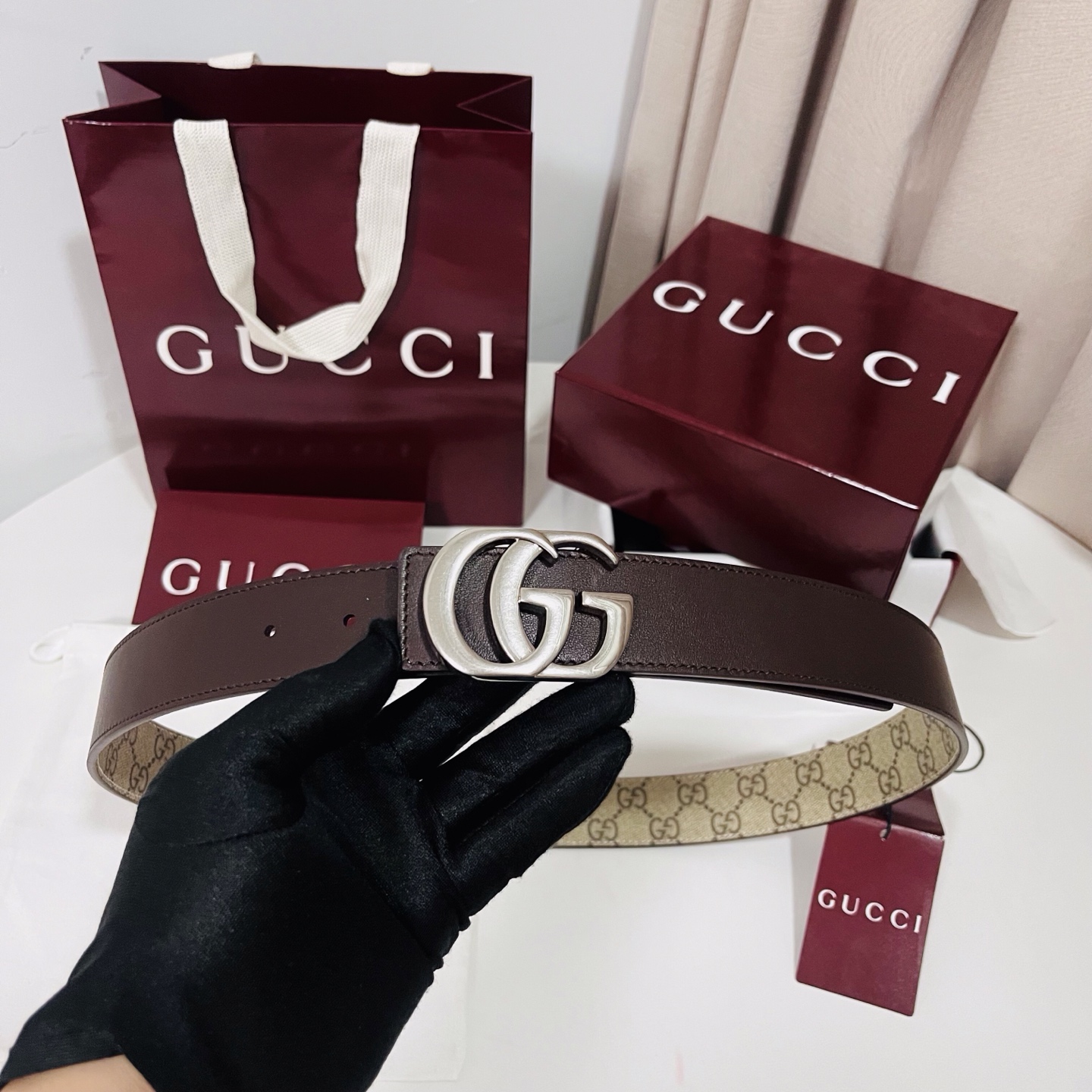 特  新款 Generation Gucci古驰世代系列深入探索品牌的典藏元素，将不同世代的设计融合为统一的美学叙事。男