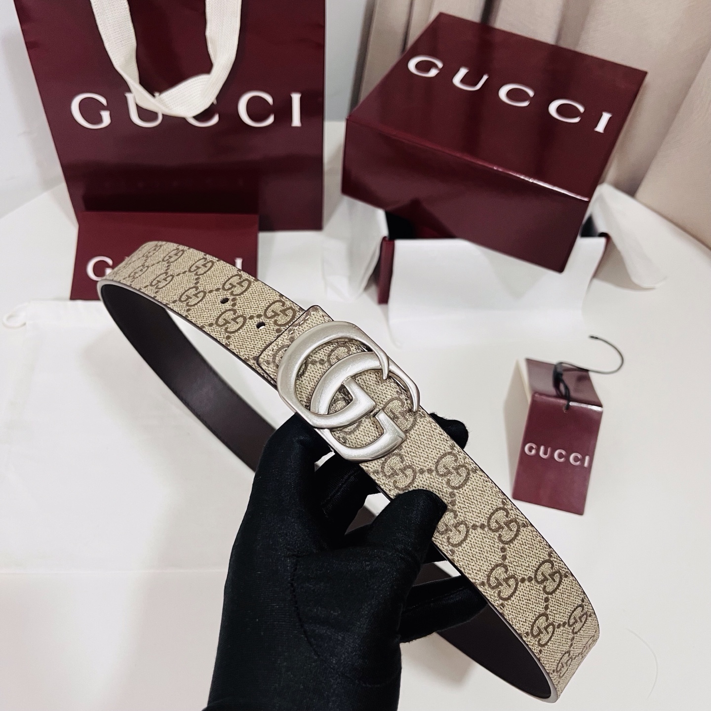 特  新款 Generation Gucci古驰世代系列深入探索品牌的典藏元素，将不同世代的设计融合为统一的美学叙事。男