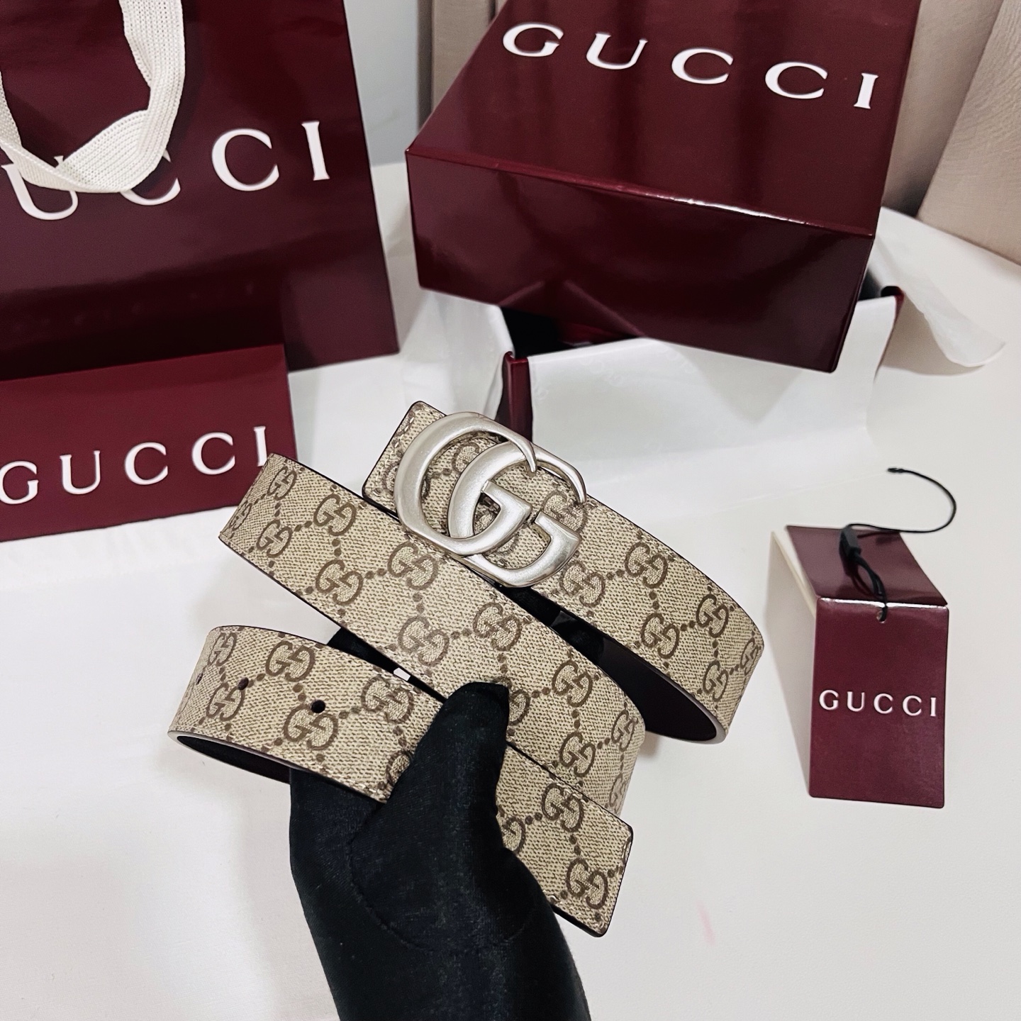 特  新款 Generation Gucci古驰世代系列深入探索品牌的典藏元素，将不同世代的设计融合为统一的美学叙事。男