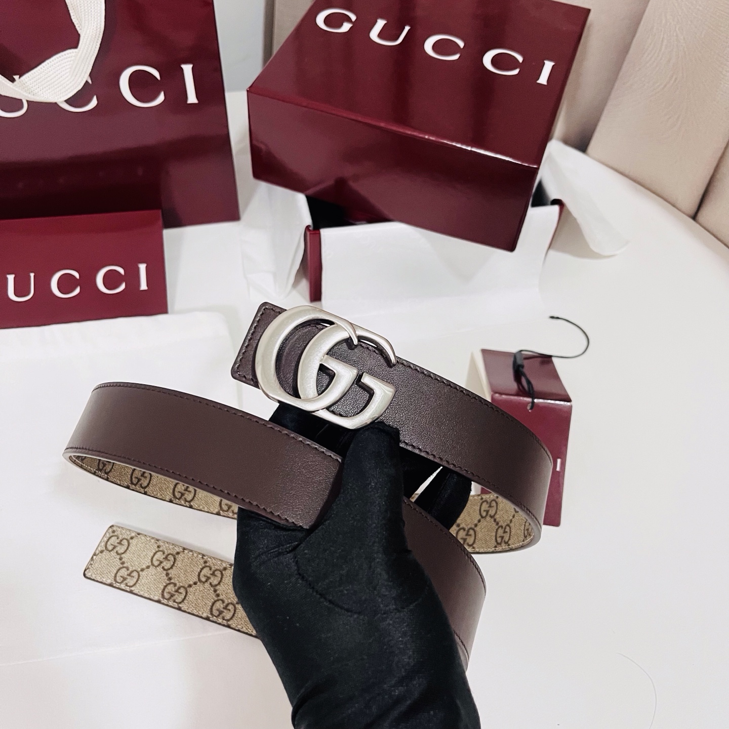 特  新款 Generation Gucci古驰世代系列深入探索品牌的典藏元素，将不同世代的设计融合为统一的美学叙事。男