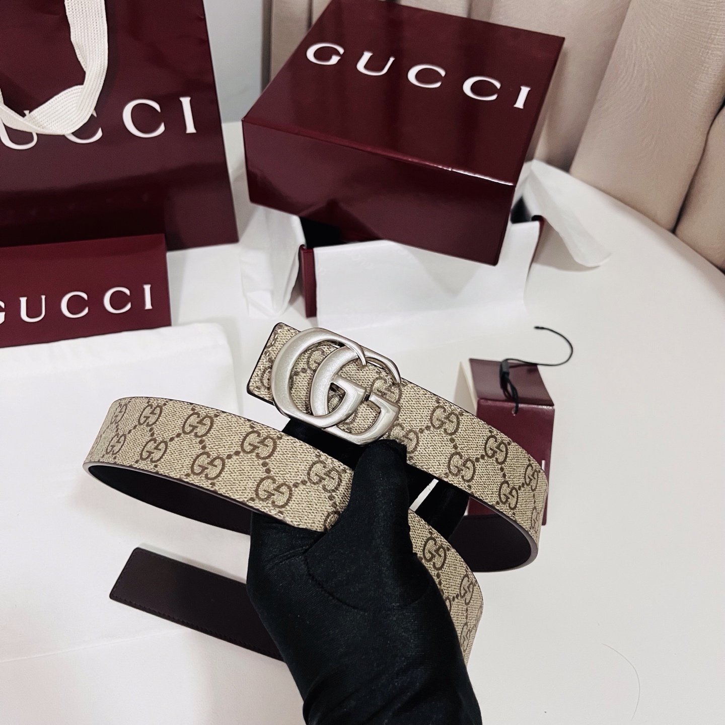 特  新款 Generation Gucci古驰世代系列深入探索品牌的典藏元素，将不同世代的设计融合为统一的美学叙事。男