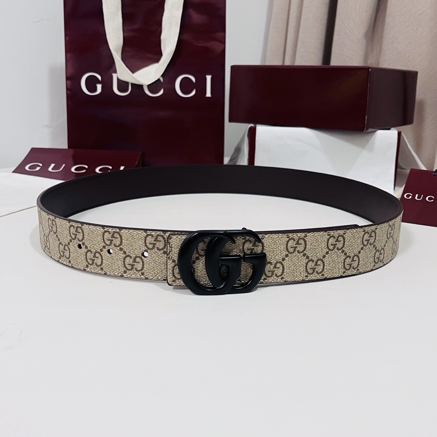 特  新款 Generation Gucci古驰世代系列深入探索品牌的典藏元素，将不同世代的设计融合为统一的美学叙事。男