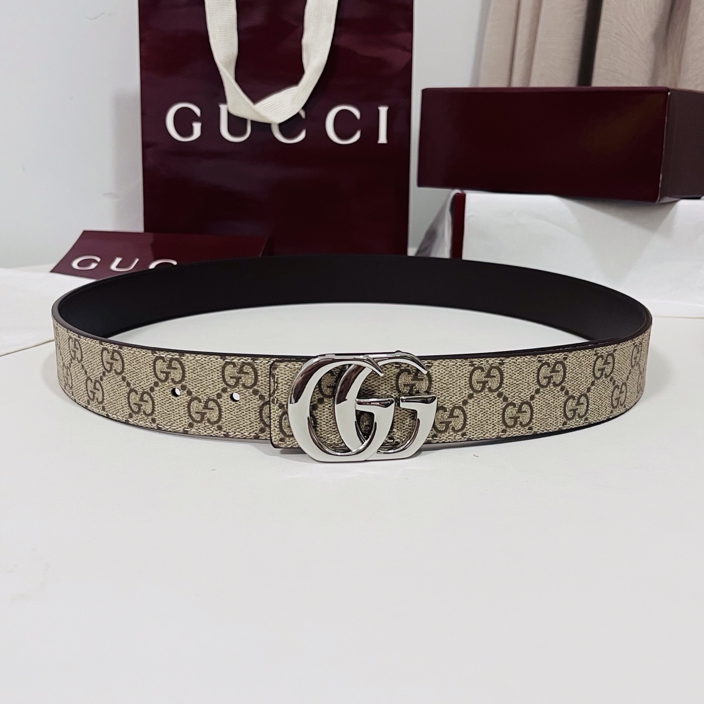 特  新款 Generation Gucci古驰世代系列深入探索品牌的典藏元素，将不同世代的设计融合为统一的美学叙事。男