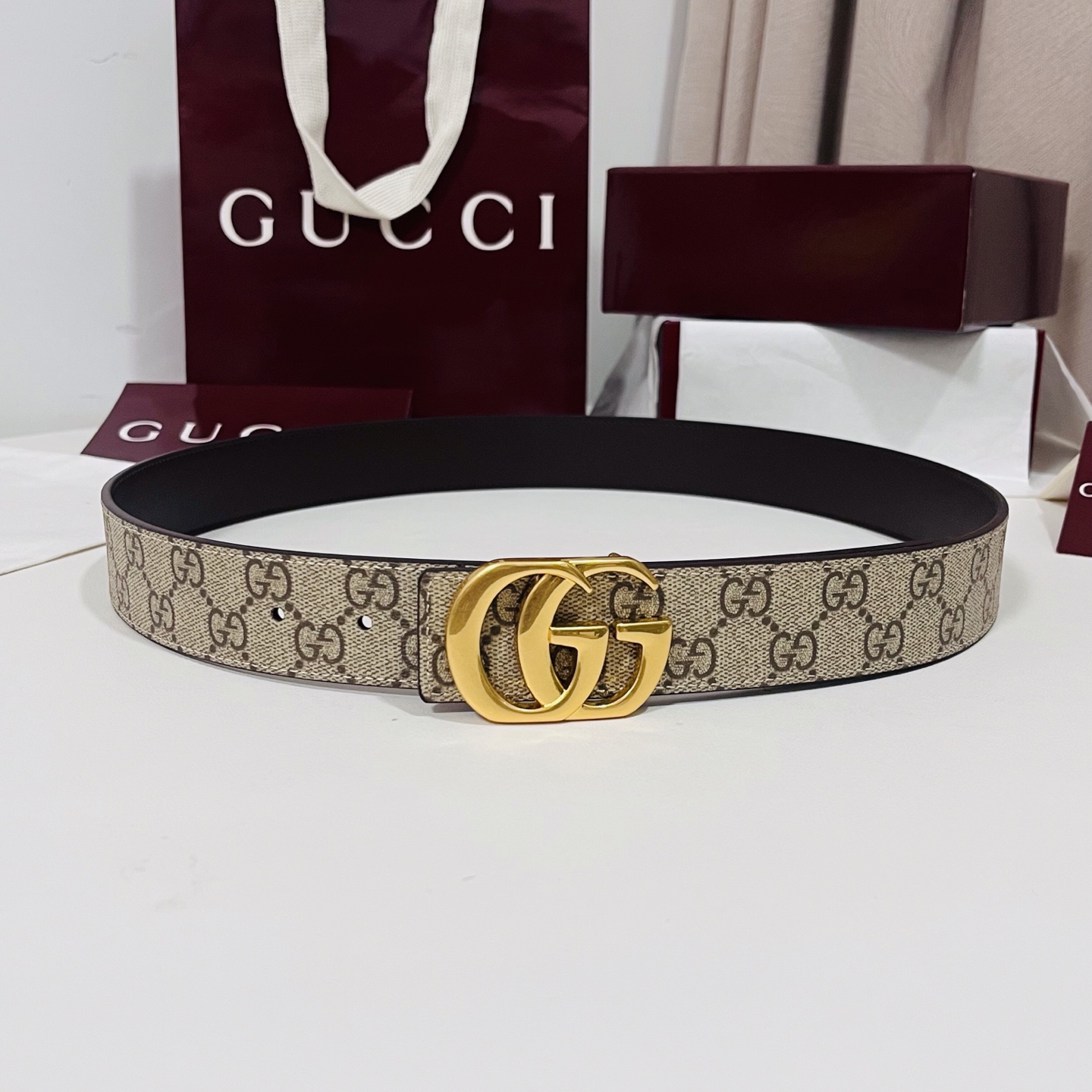 特  新款 Generation Gucci古驰世代系列深入探索品牌的典藏元素，将不同世代的设计融合为统一的美学叙事。男