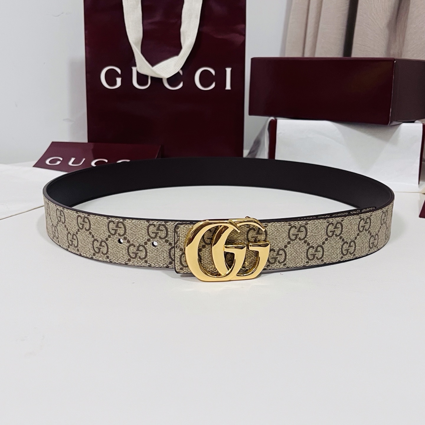 特  新款 Generation Gucci古驰世代系列深入探索品牌的典藏元素，将不同世代的设计融合为统一的美学叙事。男