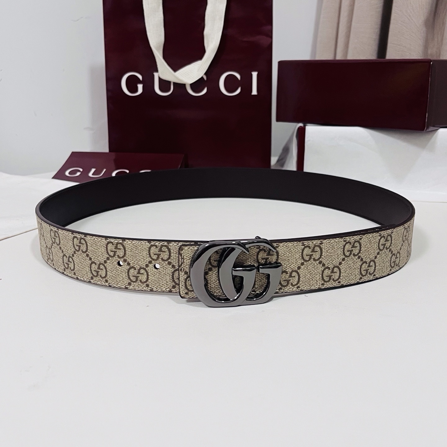 特  新款 Generation Gucci古驰世代系列深入探索品牌的典藏元素，将不同世代的设计融合为统一的美学叙事。男