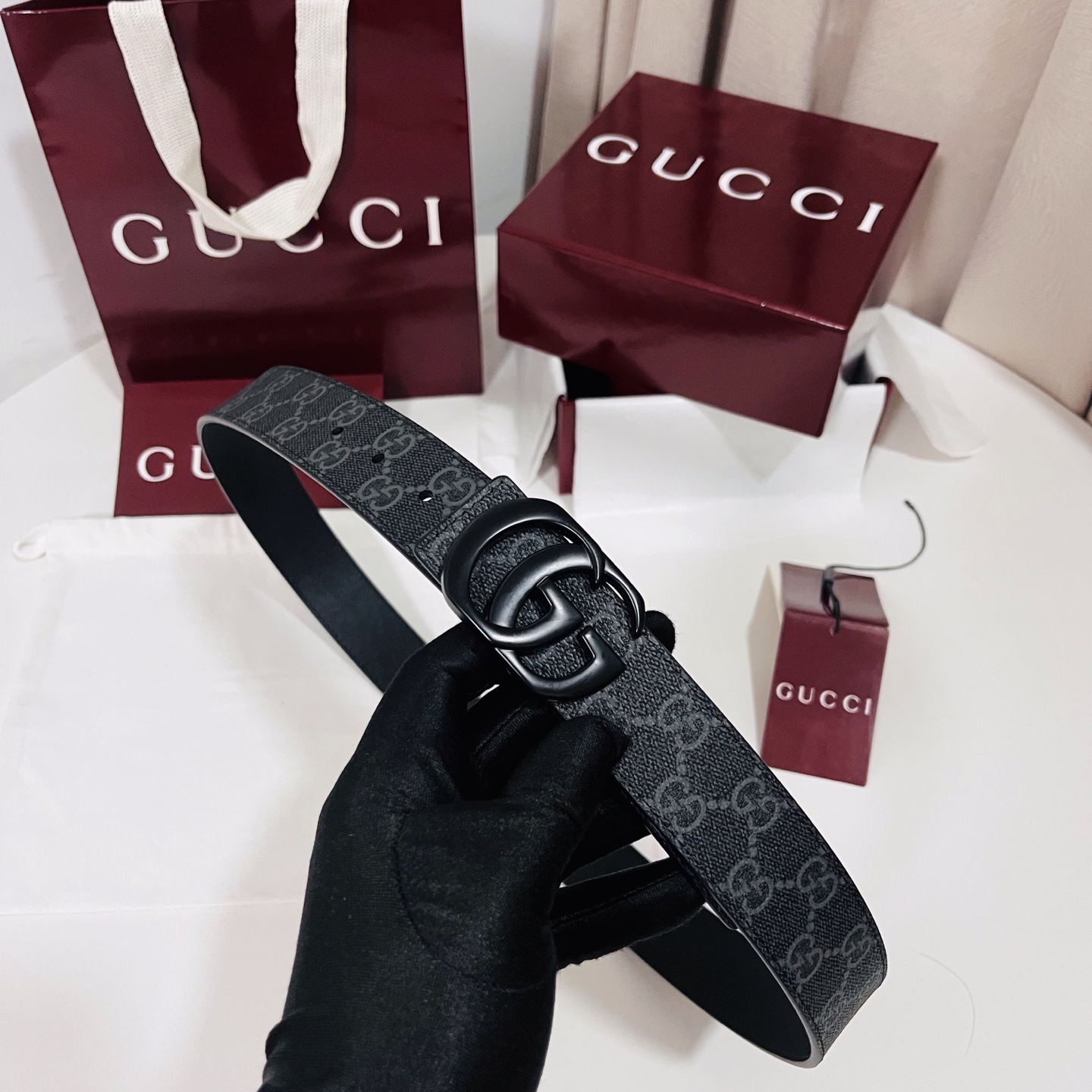 特  新款 Generation Gucci古驰世代系列深入探索品牌的典藏元素，将不同世代的设计融合为统一的美学叙事。男