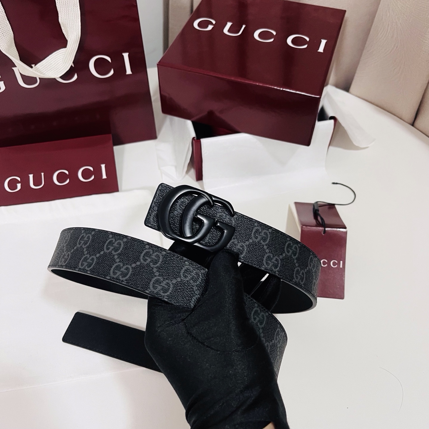 特  新款 Generation Gucci古驰世代系列深入探索品牌的典藏元素，将不同世代的设计融合为统一的美学叙事。男