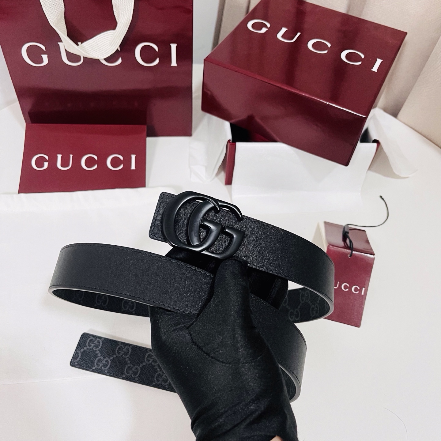 特  新款 Generation Gucci古驰世代系列深入探索品牌的典藏元素，将不同世代的设计融合为统一的美学叙事。男