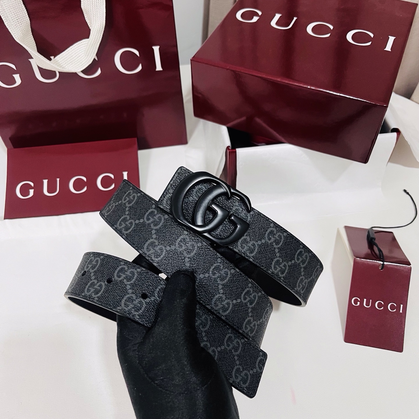 特  新款 Generation Gucci古驰世代系列深入探索品牌的典藏元素，将不同世代的设计融合为统一的美学叙事。男
