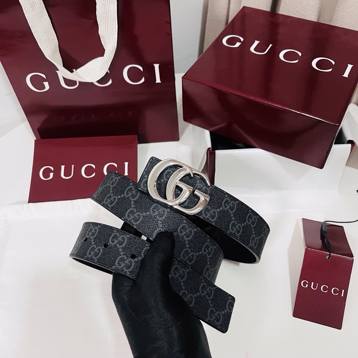 特  新款 Generation Gucci古驰世代系列深入探索品牌的典藏元素，将不同世代的设计融合为统一的美学叙事。男