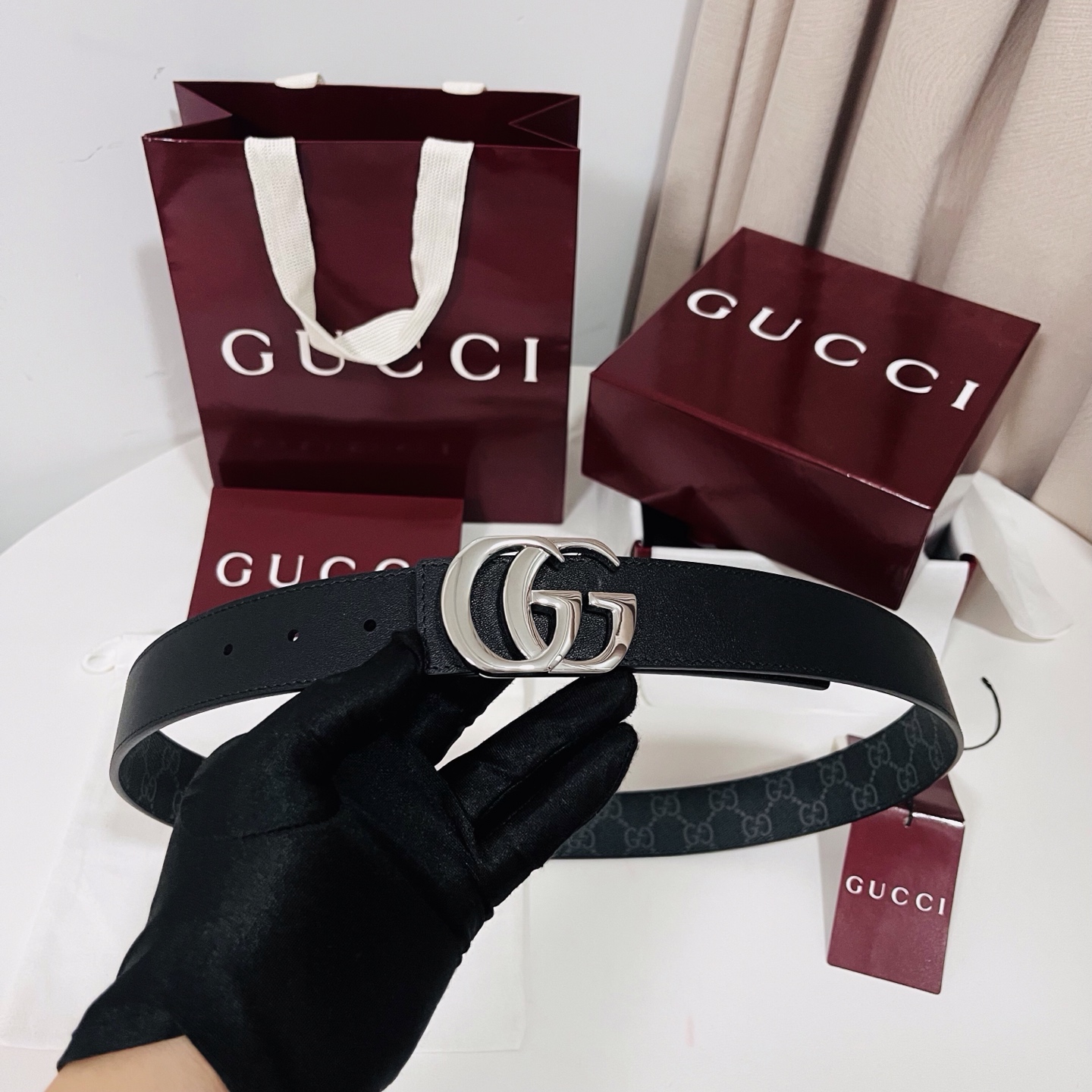 特  新款 Generation Gucci古驰世代系列深入探索品牌的典藏元素，将不同世代的设计融合为统一的美学叙事。男