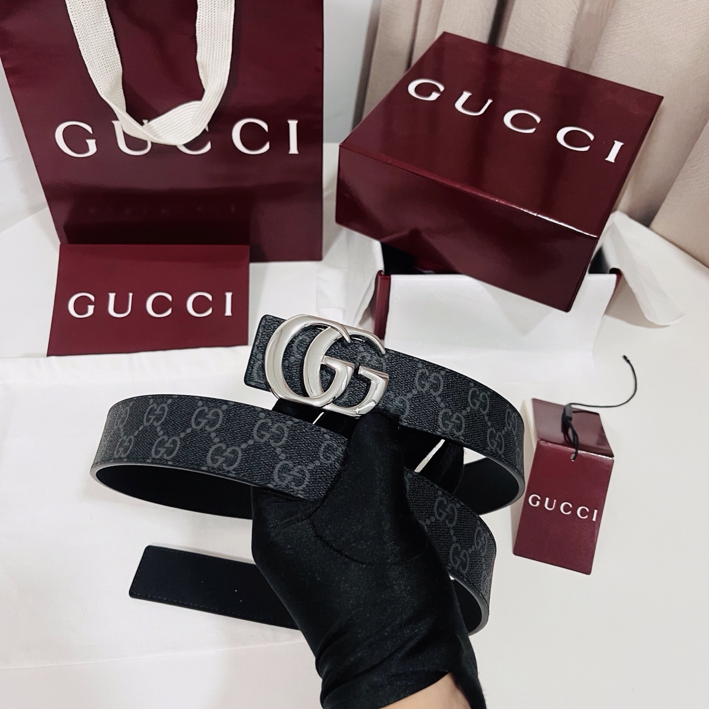 特  新款 Generation Gucci古驰世代系列深入探索品牌的典藏元素，将不同世代的设计融合为统一的美学叙事。男