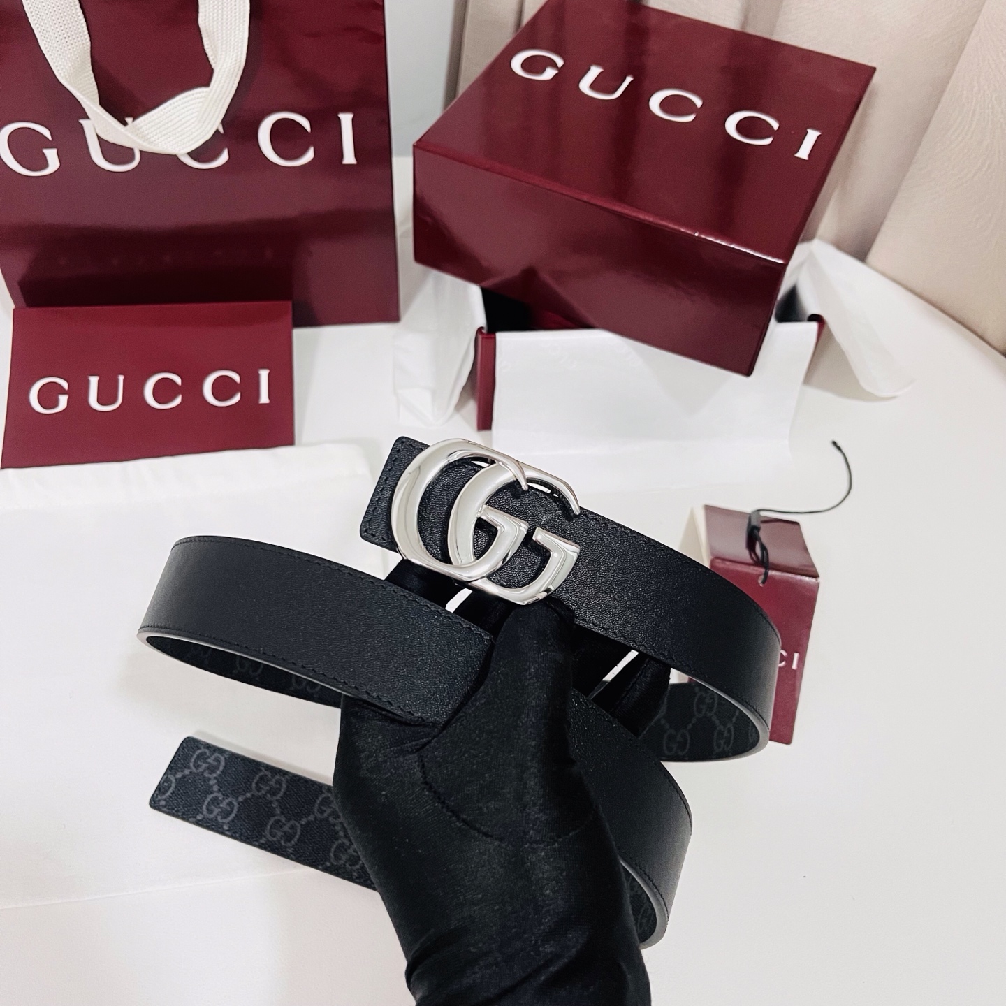 特  新款 Generation Gucci古驰世代系列深入探索品牌的典藏元素，将不同世代的设计融合为统一的美学叙事。男