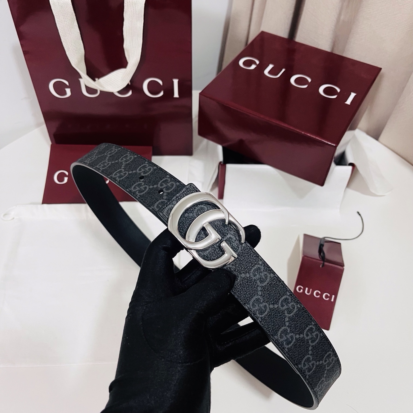 特  新款 Generation Gucci古驰世代系列深入探索品牌的典藏元素，将不同世代的设计融合为统一的美学叙事。男