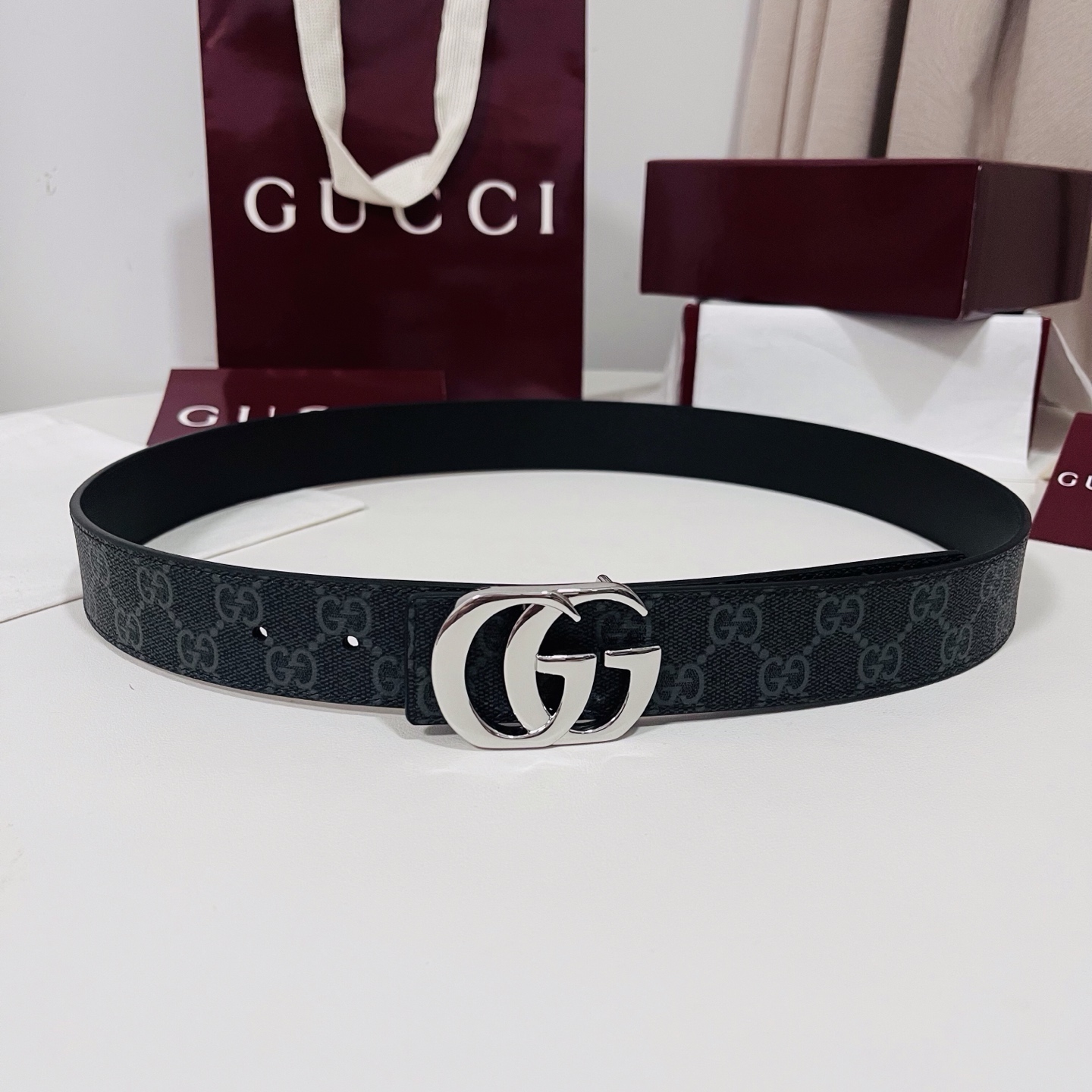 特  新款 Generation Gucci古驰世代系列深入探索品牌的典藏元素，将不同世代的设计融合为统一的美学叙事。男