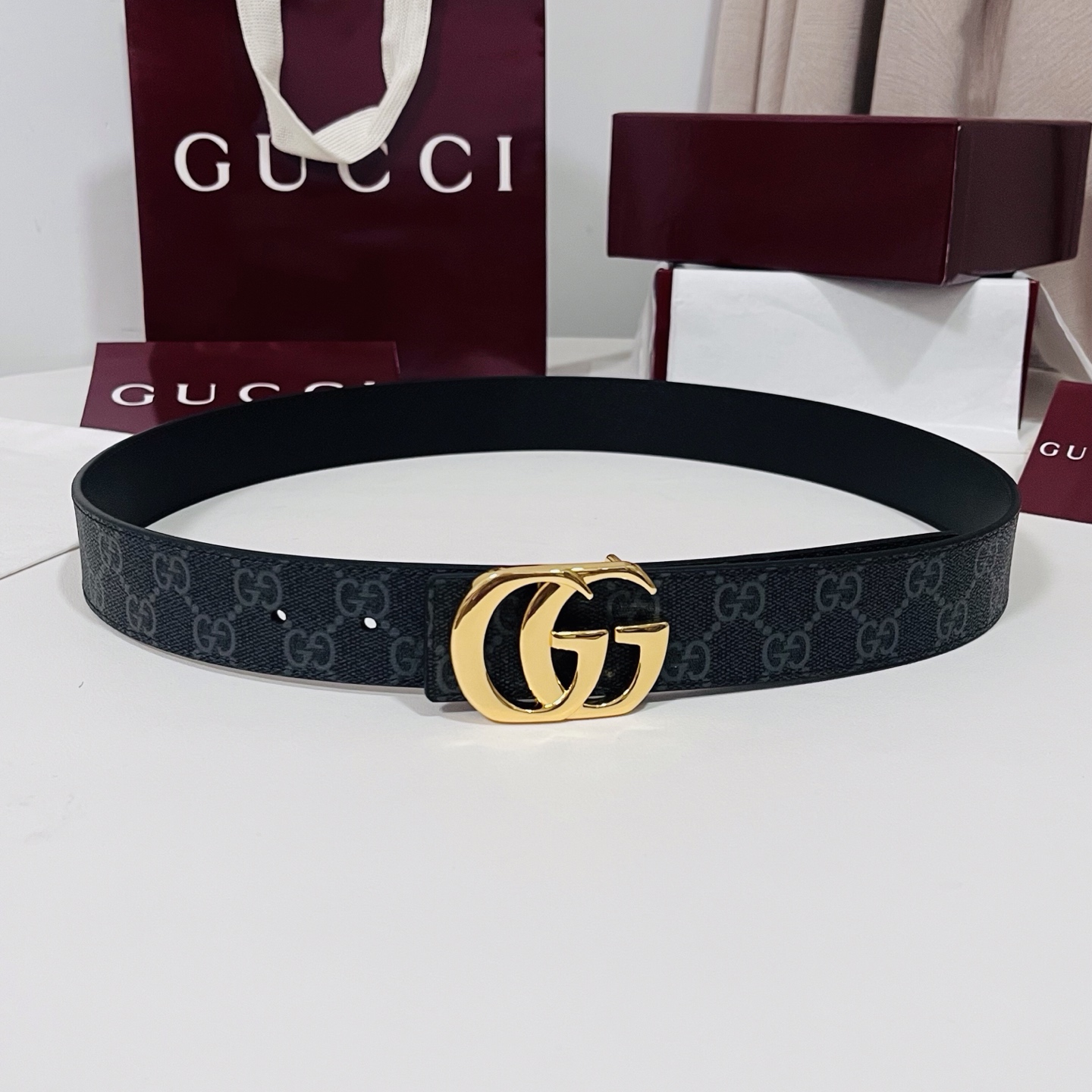 特  新款 Generation Gucci古驰世代系列深入探索品牌的典藏元素，将不同世代的设计融合为统一的美学叙事。男