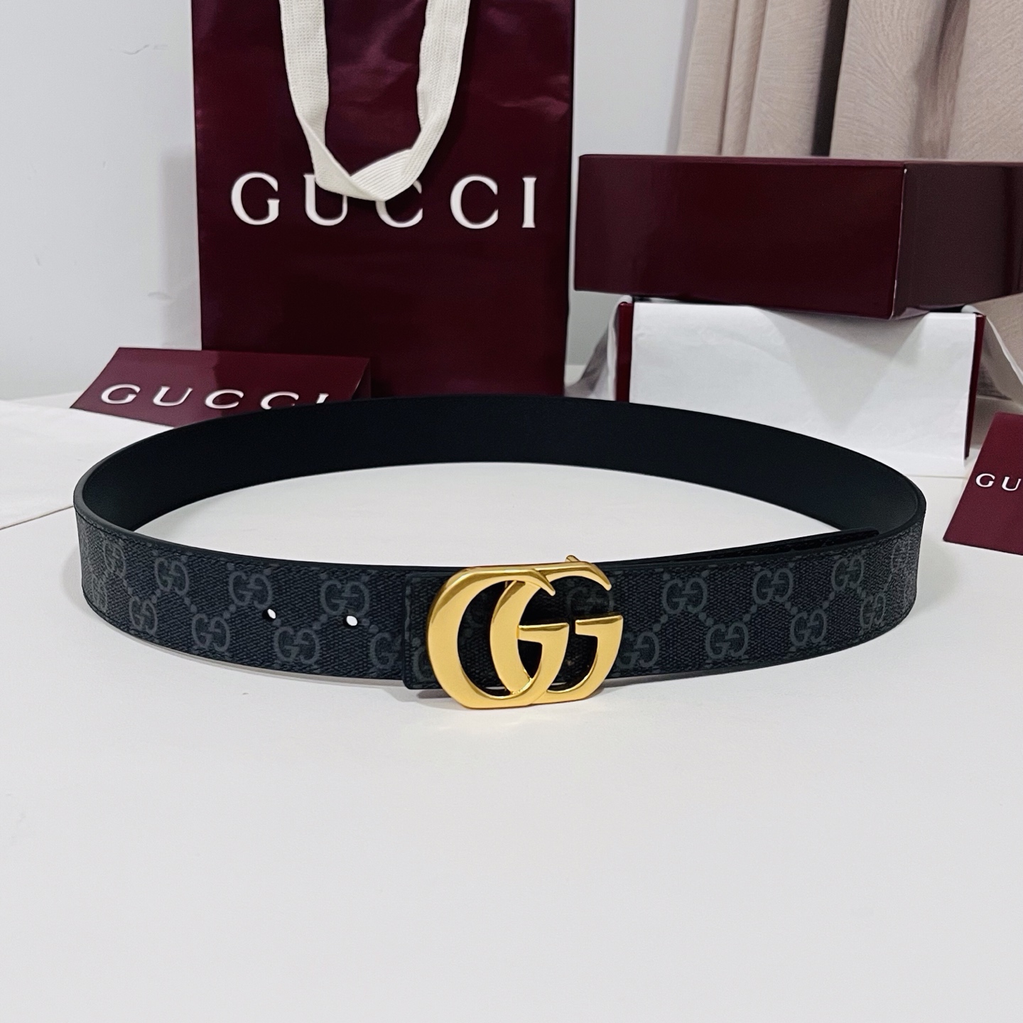 特  新款 Generation Gucci古驰世代系列深入探索品牌的典藏元素，将不同世代的设计融合为统一的美学叙事。男