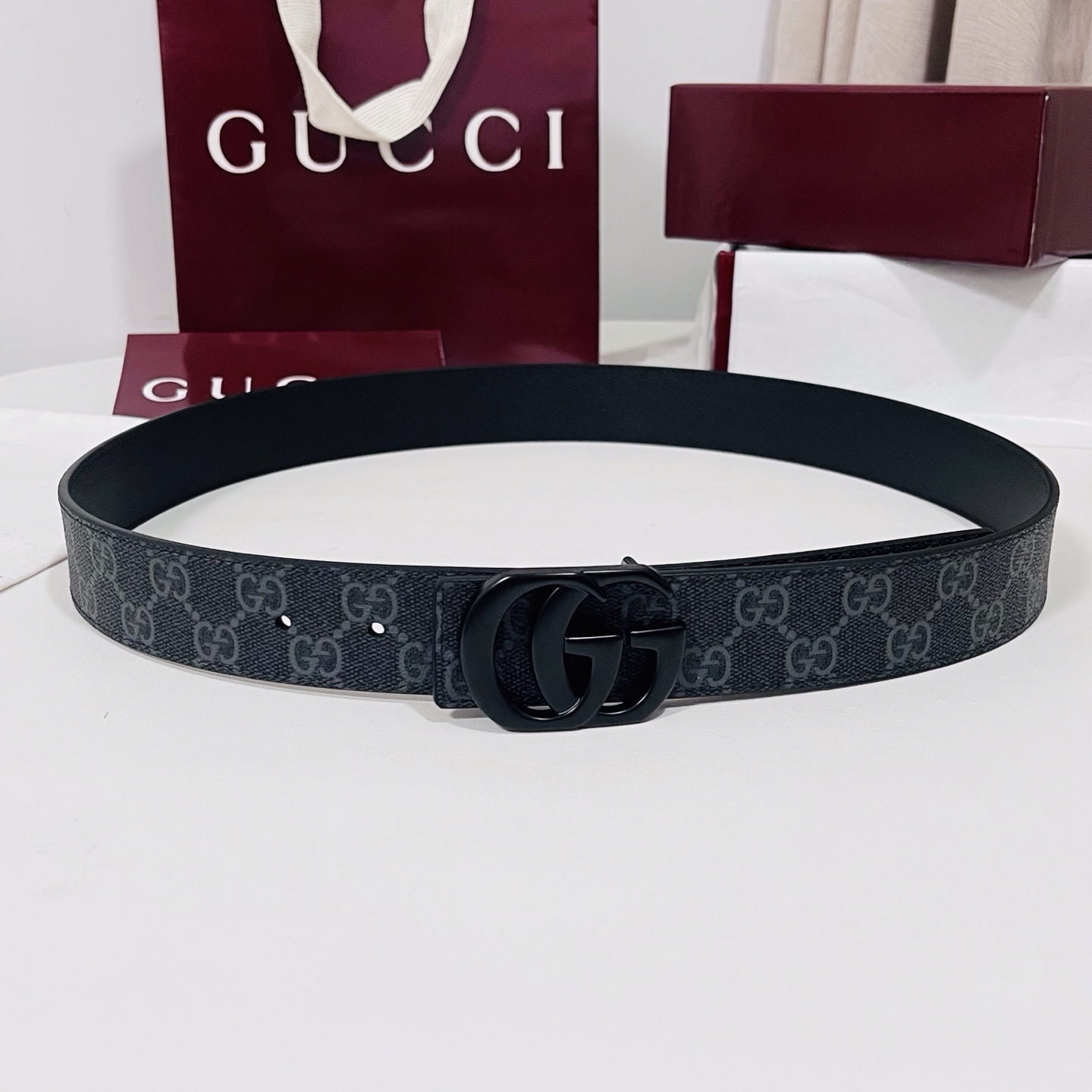 特  新款 Generation Gucci古驰世代系列深入探索品牌的典藏元素，将不同世代的设计融合为统一的美学叙事。男