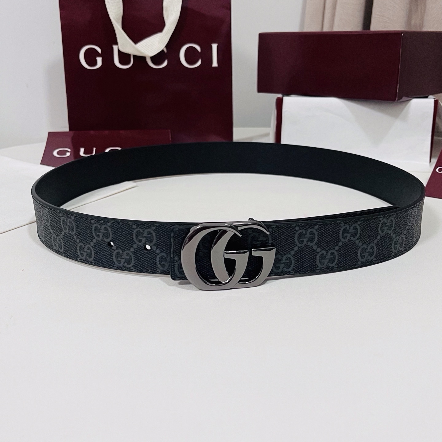特  新款 Generation Gucci古驰世代系列深入探索品牌的典藏元素，将不同世代的设计融合为统一的美学叙事。男