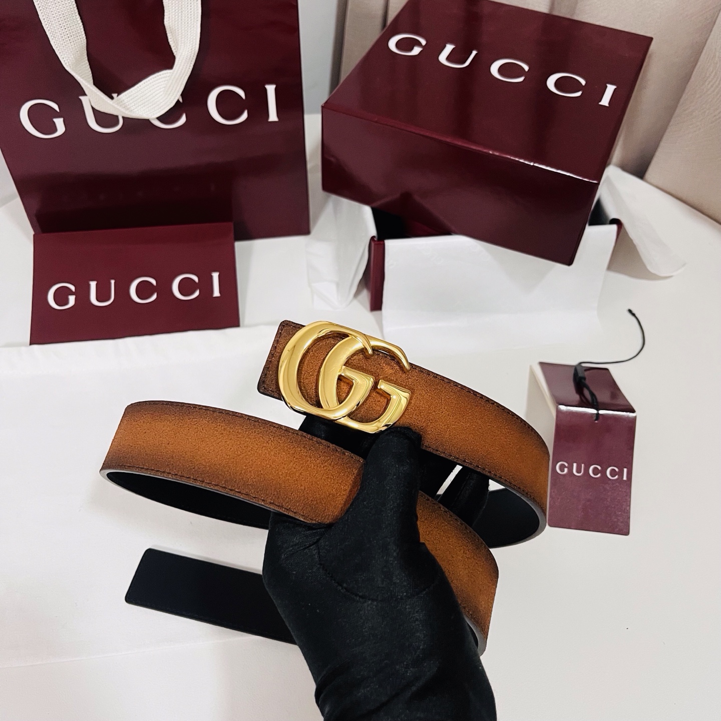 新款 Generation Gucci古驰世代系列深入探索品牌的典藏元素，将不同世代的设计融合为统一的美学叙事。男款腰带