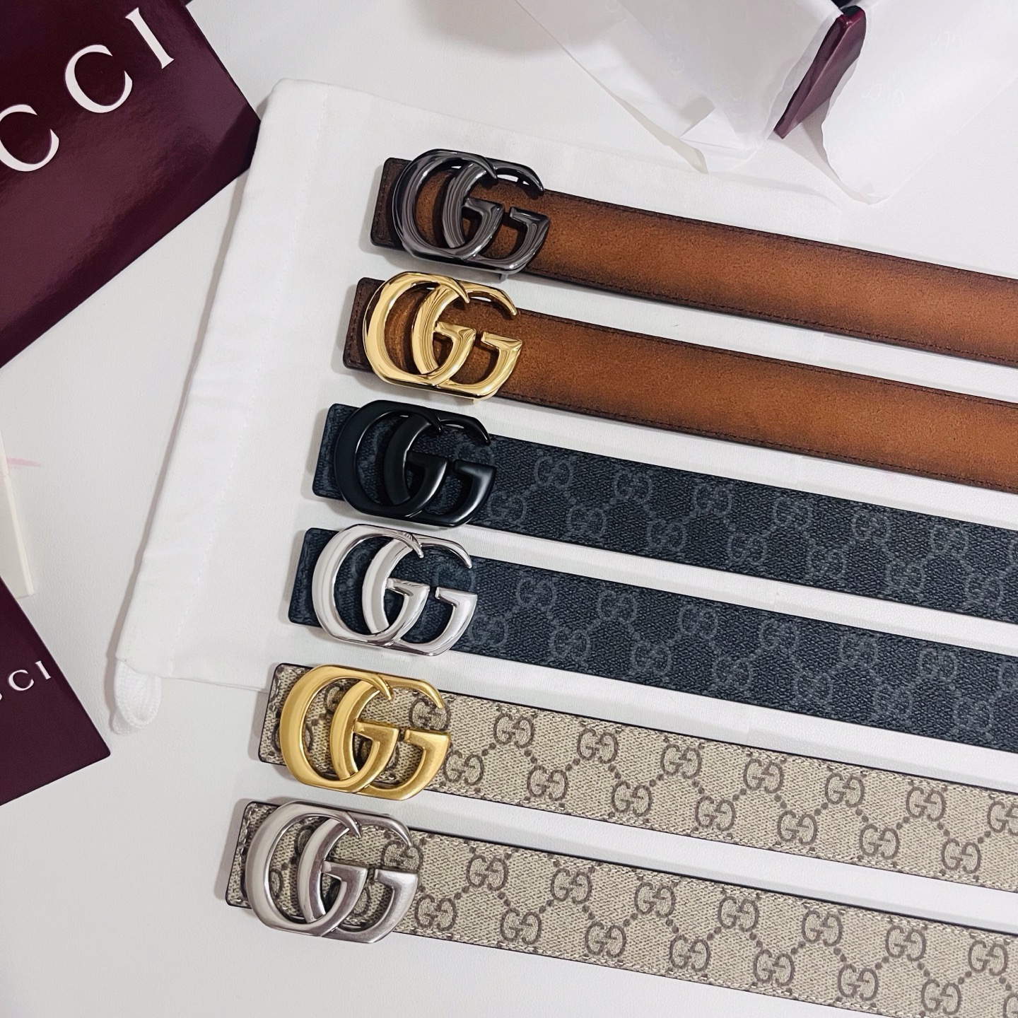 新款 Generation Gucci古驰世代系列深入探索品牌的典藏元素，将不同世代的设计融合为统一的美学叙事。男款腰带