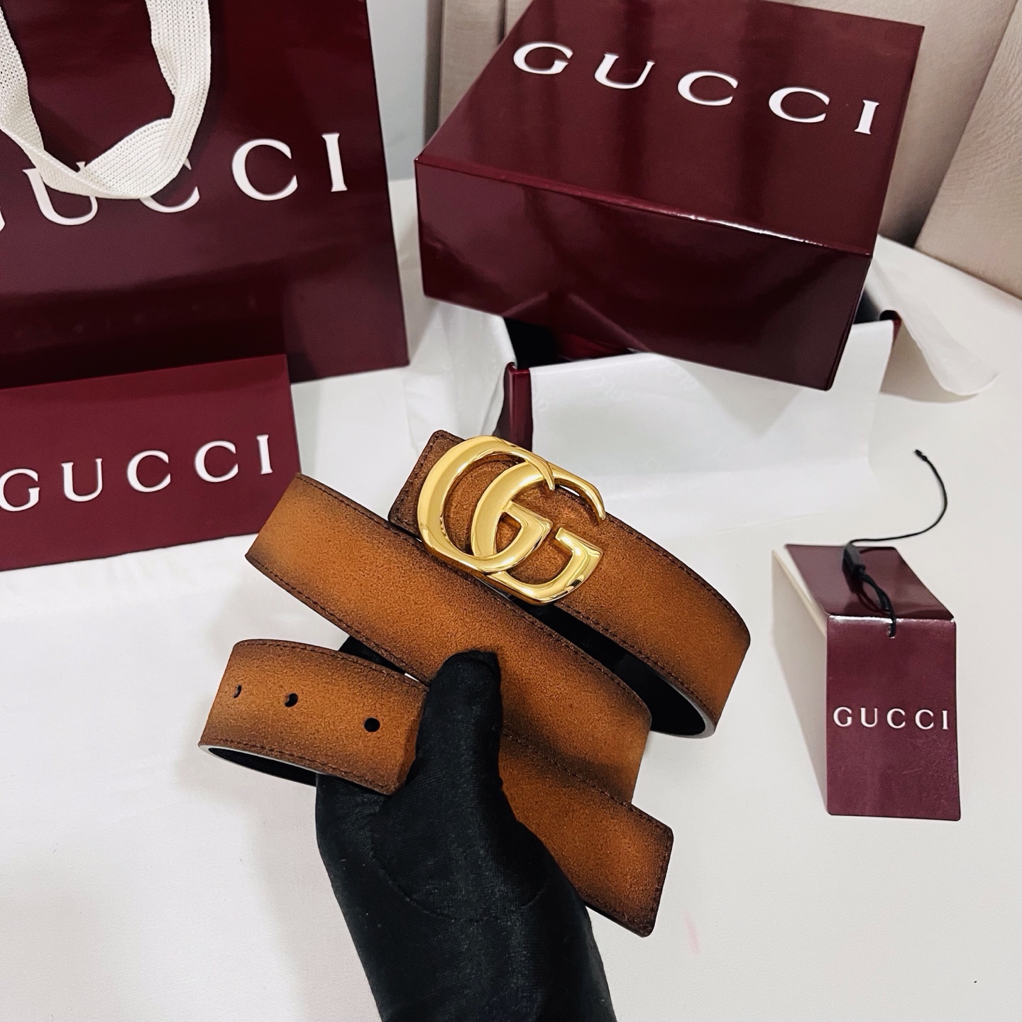 新款 Generation Gucci古驰世代系列深入探索品牌的典藏元素，将不同世代的设计融合为统一的美学叙事。男款腰带