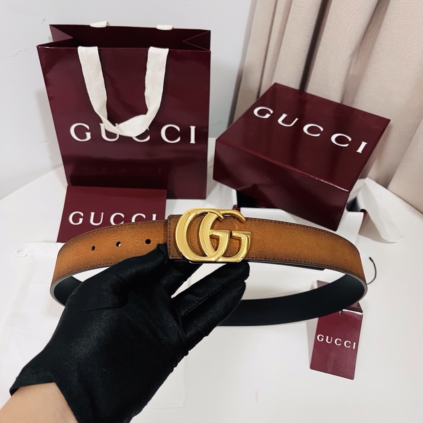 新款 Generation Gucci古驰世代系列深入探索品牌的典藏元素，将不同世代的设计融合为统一的美学叙事。男款腰带