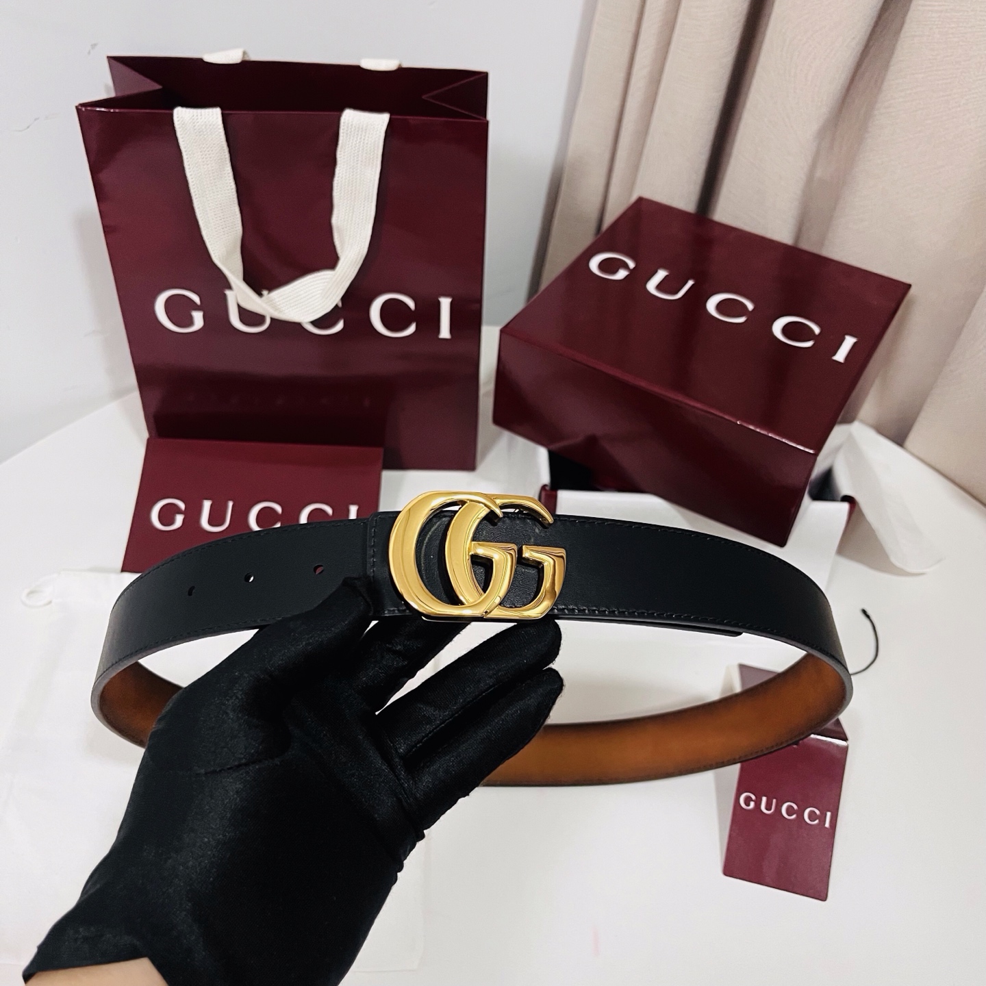 新款 Generation Gucci古驰世代系列深入探索品牌的典藏元素，将不同世代的设计融合为统一的美学叙事。男款腰带