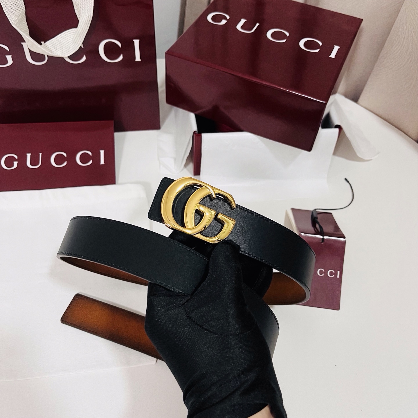 新款 Generation Gucci古驰世代系列深入探索品牌的典藏元素，将不同世代的设计融合为统一的美学叙事。男款腰带