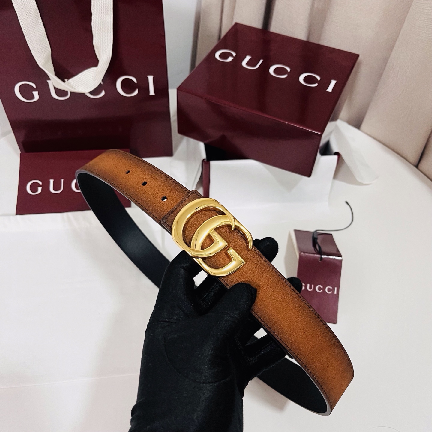 新款 Generation Gucci古驰世代系列深入探索品牌的典藏元素，将不同世代的设计融合为统一的美学叙事。男款腰带