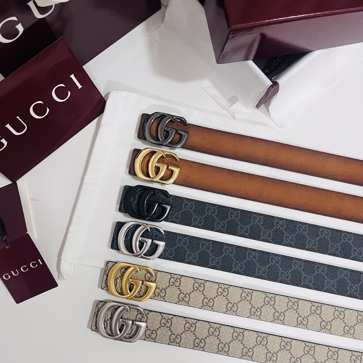 新款 Generation Gucci古驰世代系列深入探索品牌的典藏元素，将不同世代的设计融合为统一的美学叙事。男款腰带