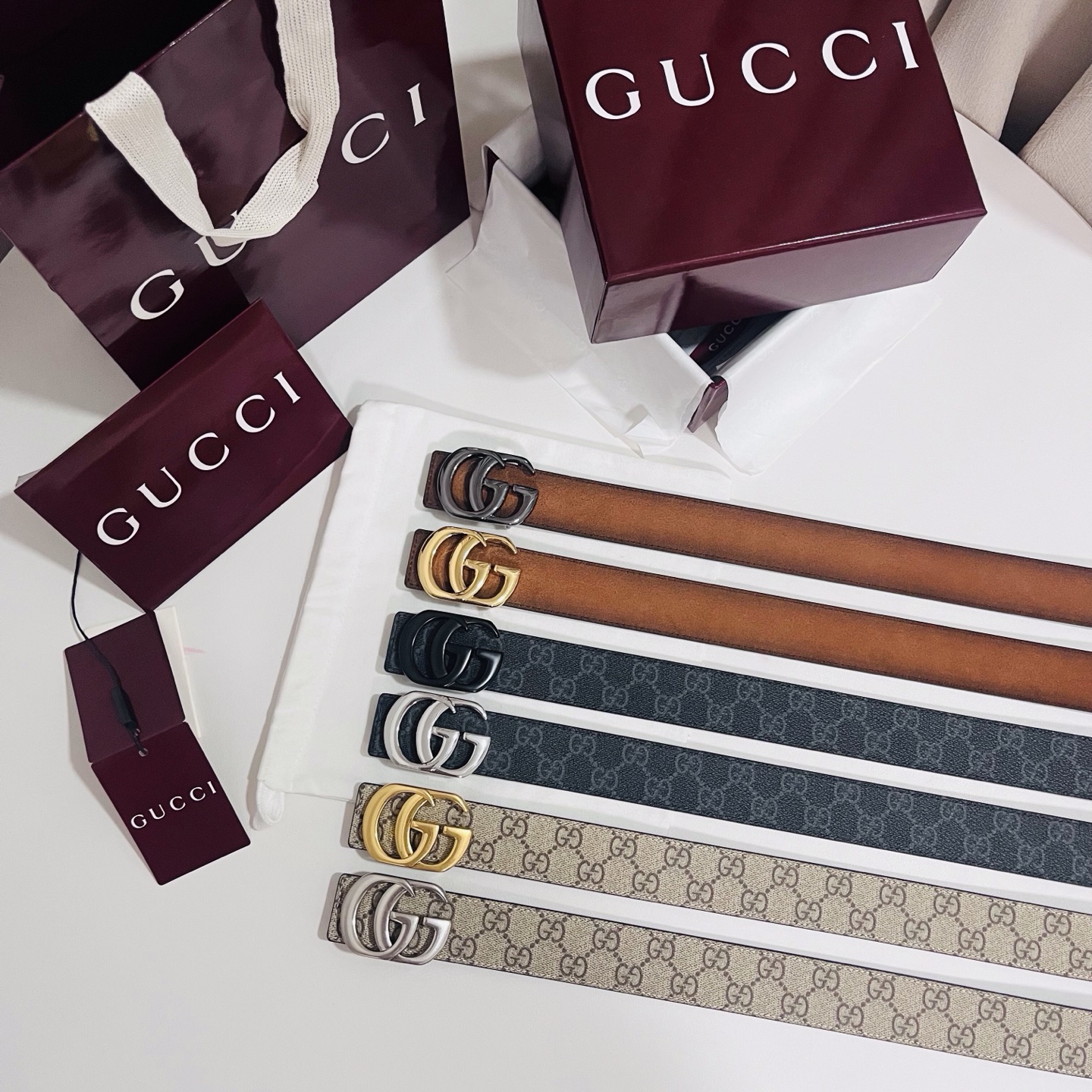 新款 Generation Gucci古驰世代系列深入探索品牌的典藏元素，将不同世代的设计融合为统一的美学叙事。男款腰带