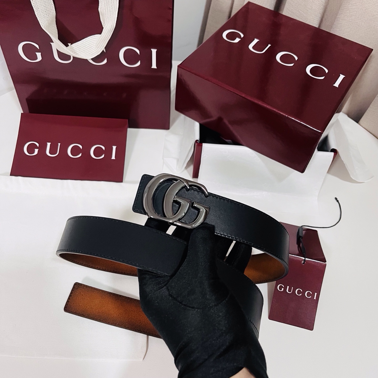 新款 Generation Gucci古驰世代系列深入探索品牌的典藏元素，将不同世代的设计融合为统一的美学叙事。男款腰带