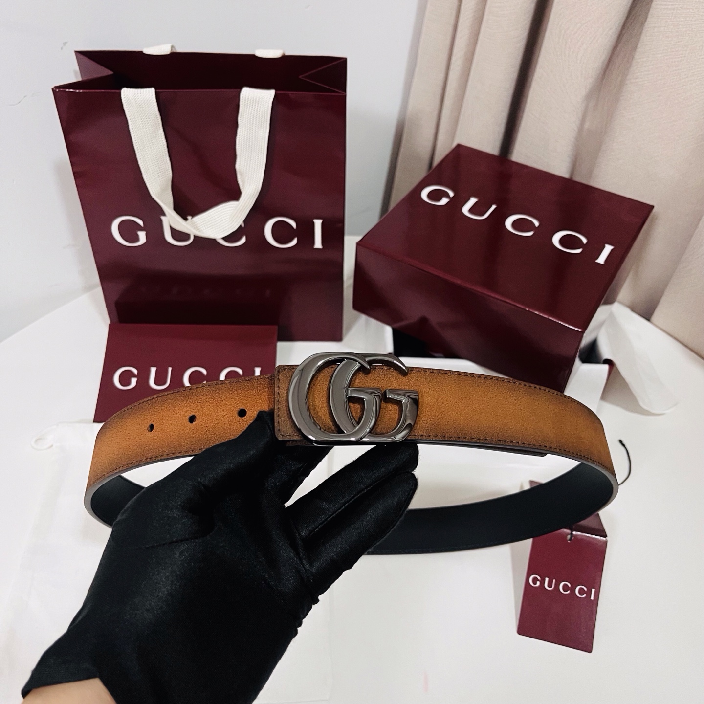 新款 Generation Gucci古驰世代系列深入探索品牌的典藏元素，将不同世代的设计融合为统一的美学叙事。男款腰带
