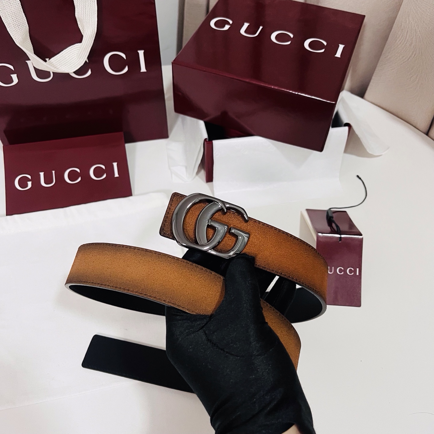 新款 Generation Gucci古驰世代系列深入探索品牌的典藏元素，将不同世代的设计融合为统一的美学叙事。男款腰带