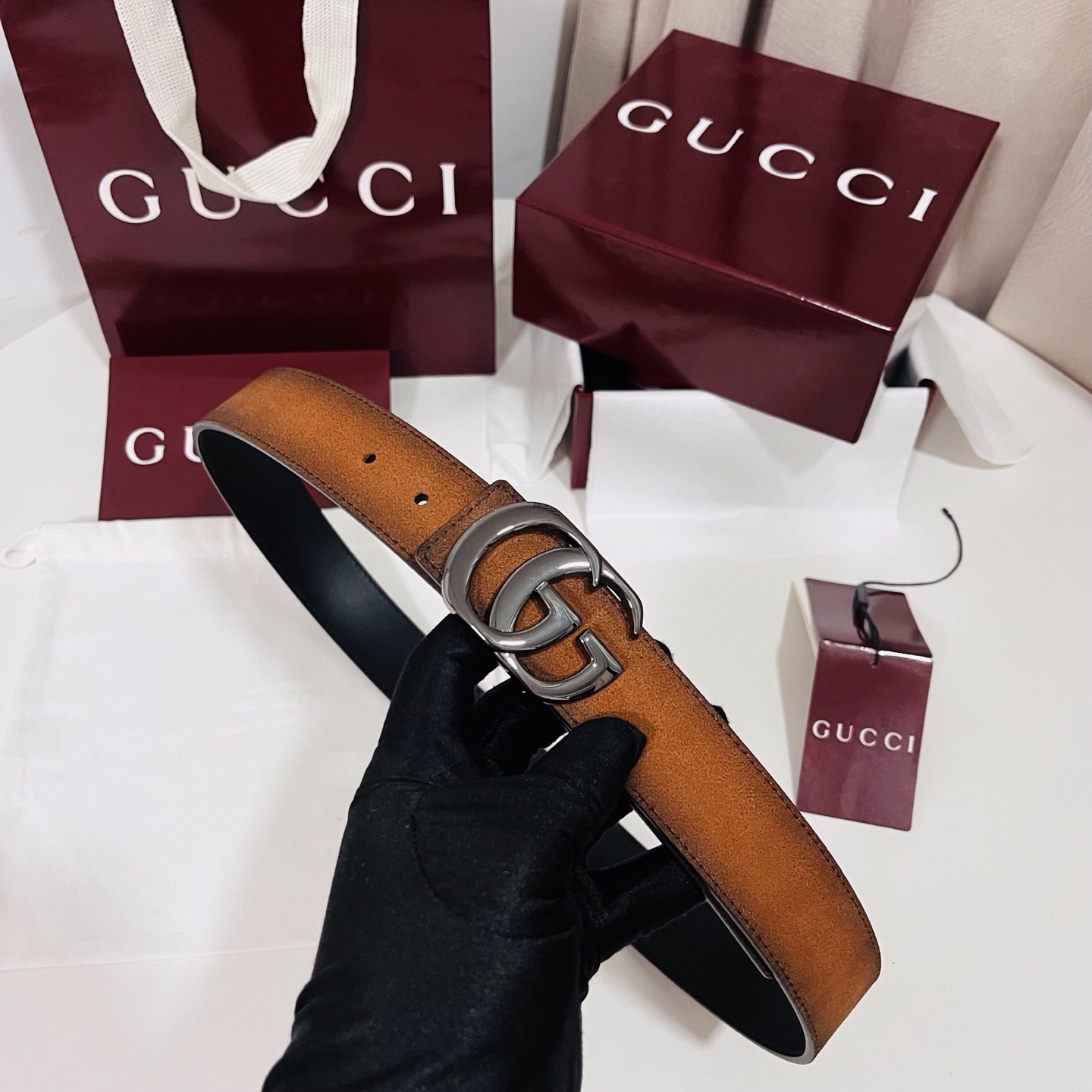 新款 Generation Gucci古驰世代系列深入探索品牌的典藏元素，将不同世代的设计融合为统一的美学叙事。男款腰带
