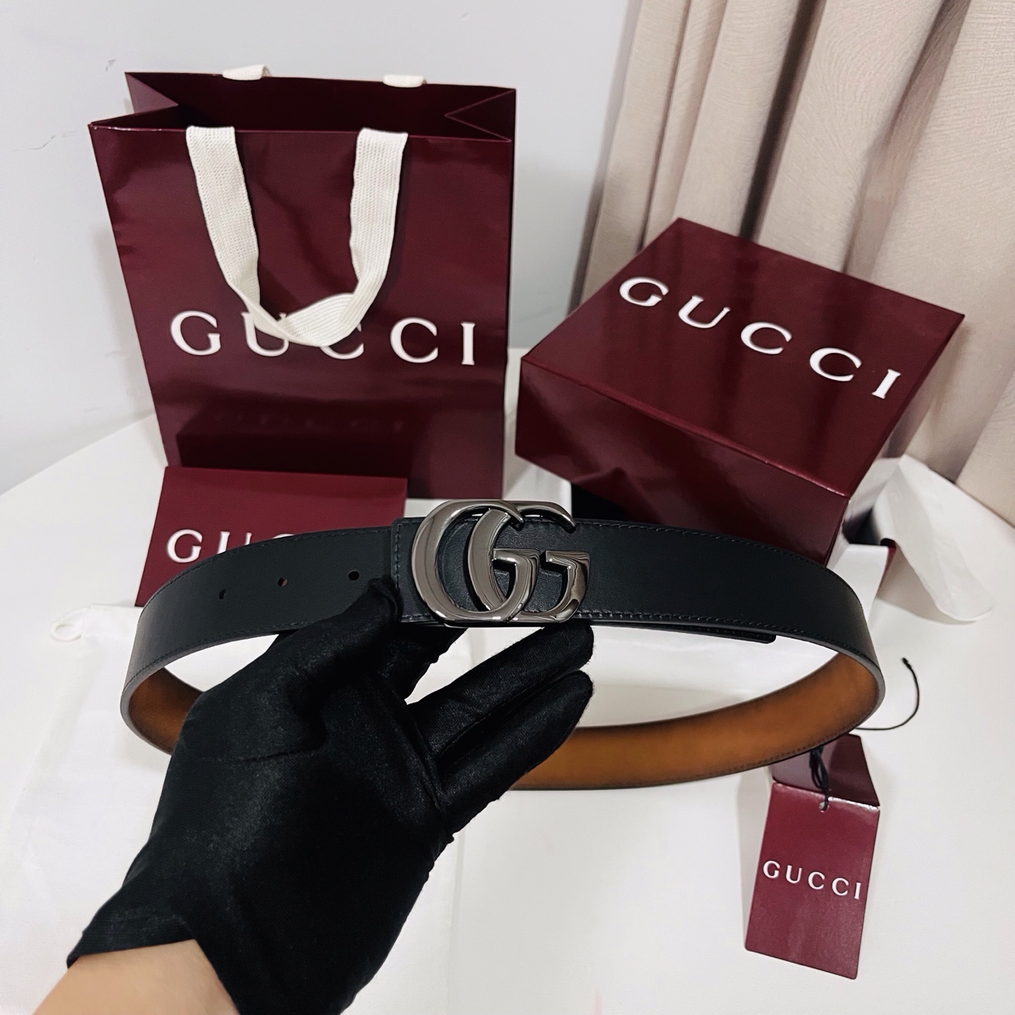 新款 Generation Gucci古驰世代系列深入探索品牌的典藏元素，将不同世代的设计融合为统一的美学叙事。男款腰带