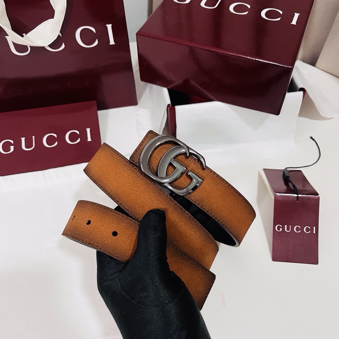新款 Generation Gucci古驰世代系列深入探索品牌的典藏元素，将不同世代的设计融合为统一的美学叙事。男款腰带