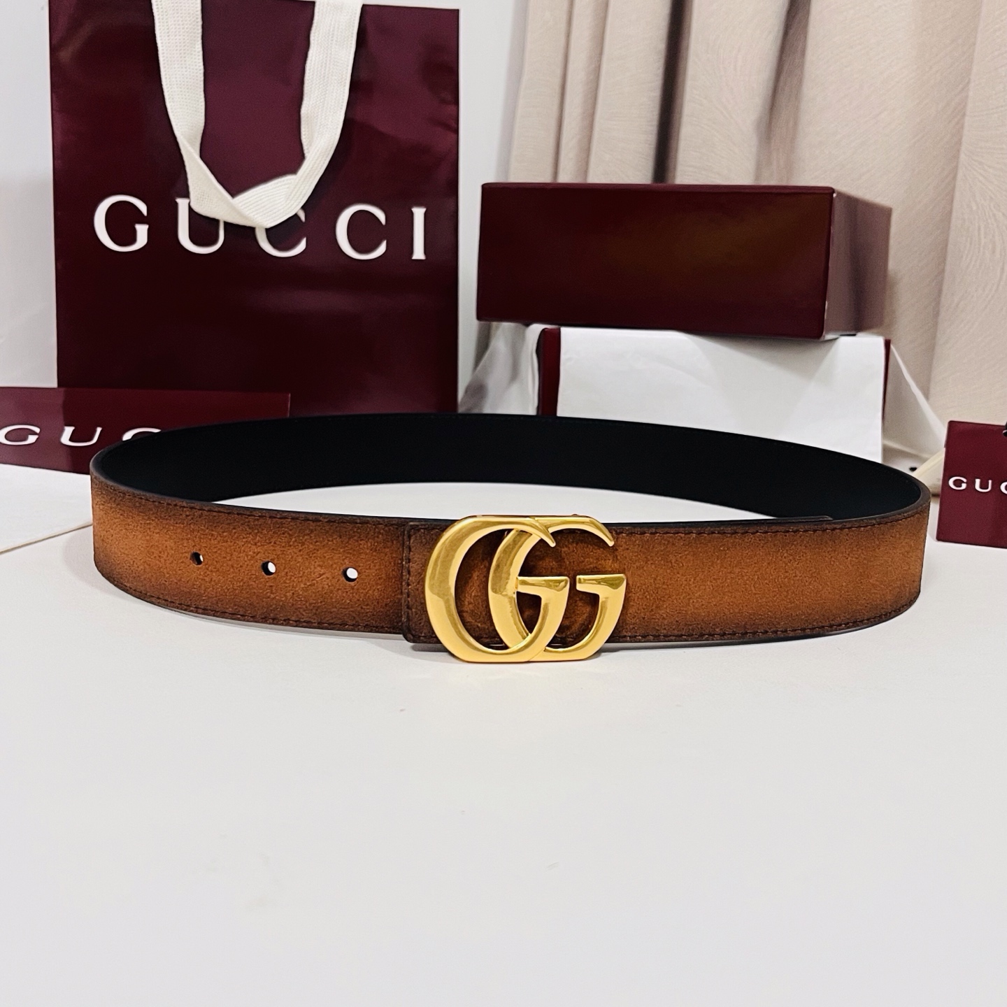 新款 Generation Gucci古驰世代系列深入探索品牌的典藏元素，将不同世代的设计融合为统一的美学叙事。男款腰带