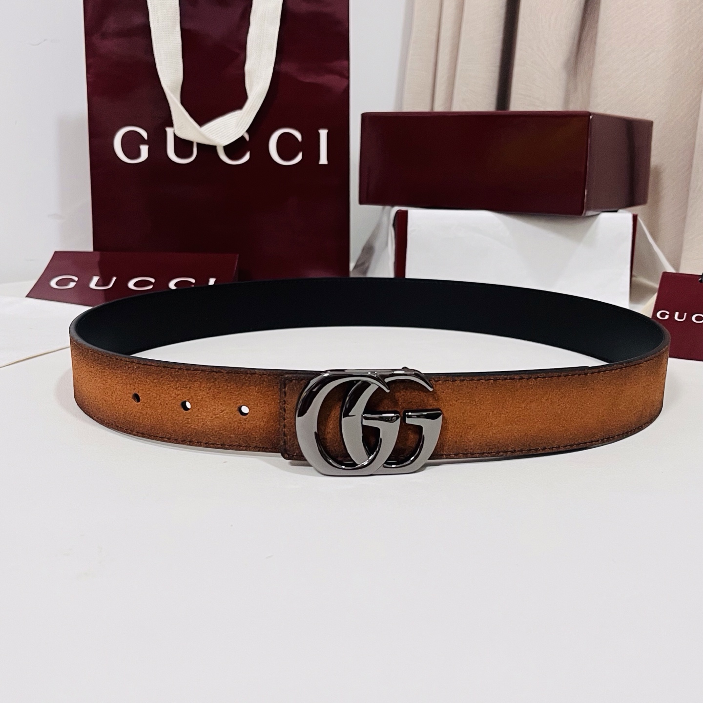 新款 Generation Gucci古驰世代系列深入探索品牌的典藏元素，将不同世代的设计融合为统一的美学叙事。男款腰带