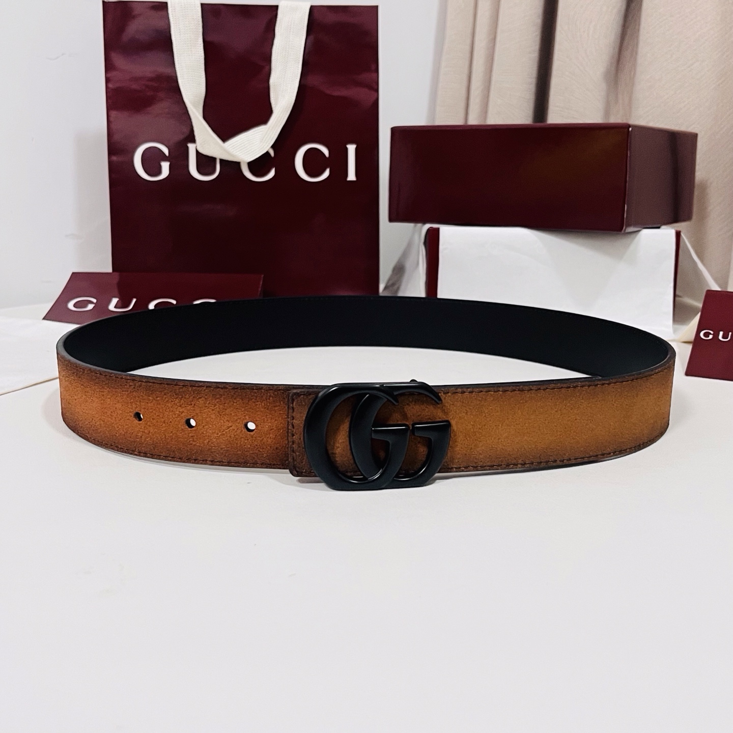 新款 Generation Gucci古驰世代系列深入探索品牌的典藏元素，将不同世代的设计融合为统一的美学叙事。男款腰带