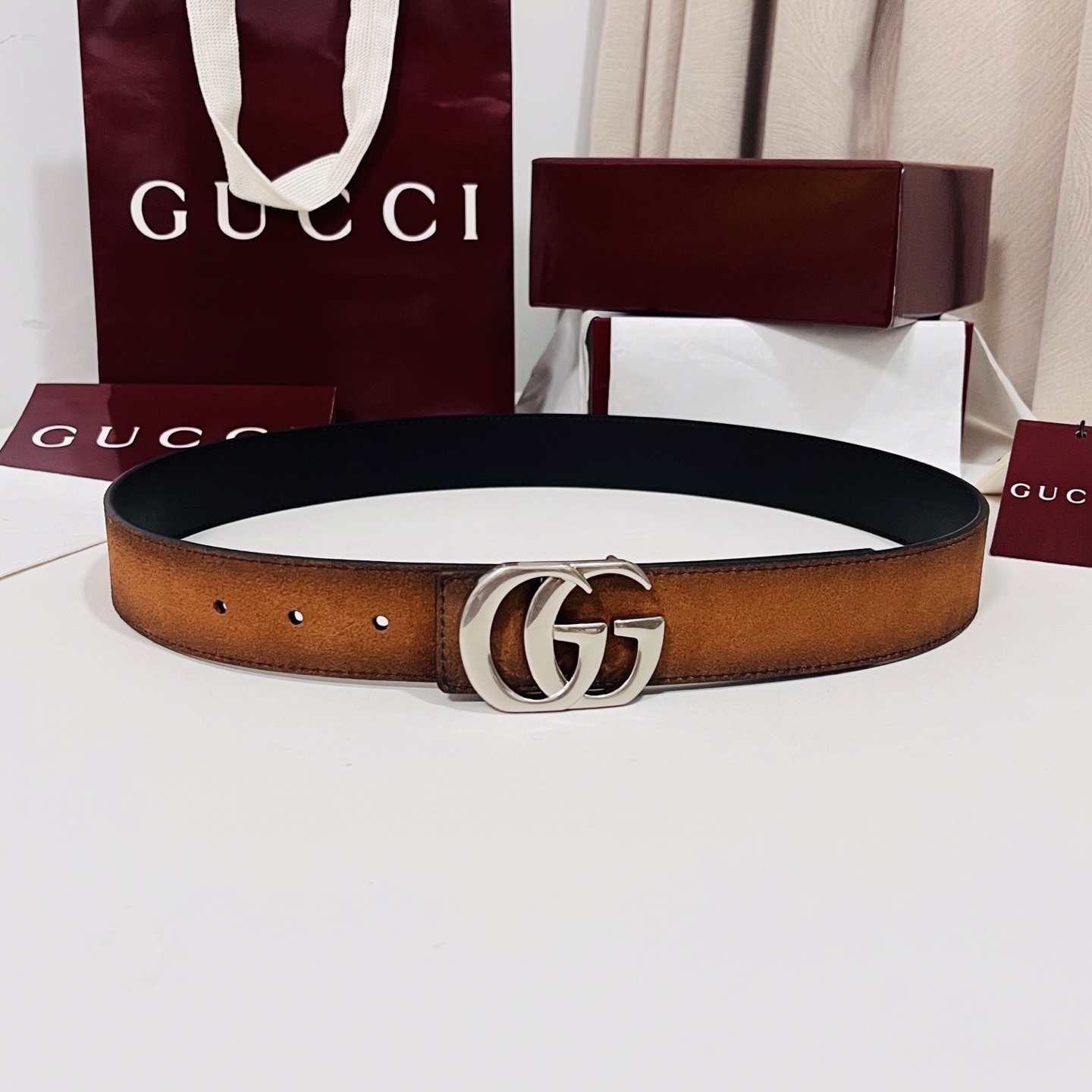 新款 Generation Gucci古驰世代系列深入探索品牌的典藏元素，将不同世代的设计融合为统一的美学叙事。男款腰带