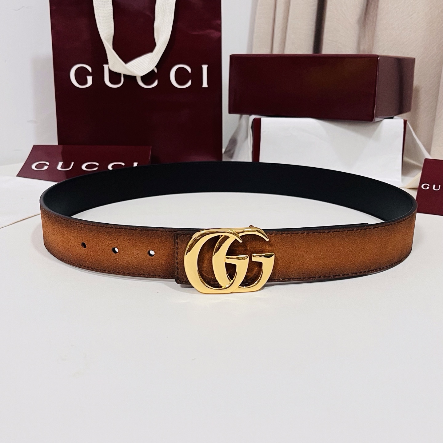 新款 Generation Gucci古驰世代系列深入探索品牌的典藏元素，将不同世代的设计融合为统一的美学叙事。男款腰带