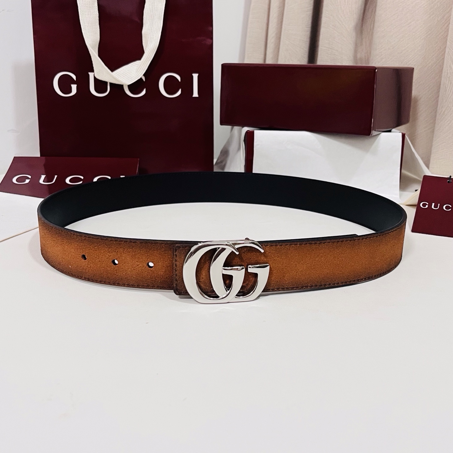 新款 Generation Gucci古驰世代系列深入探索品牌的典藏元素，将不同世代的设计融合为统一的美学叙事。男款腰带